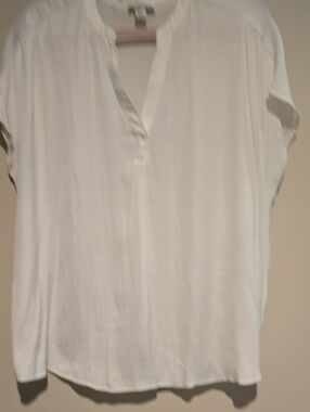 White Short-Sleeve V-Neck Women's Top - Classic Minimal Tee